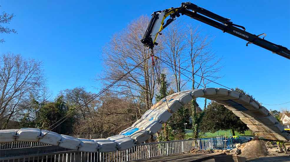 Pose de canalisation de refoulement en suspension sous un pont